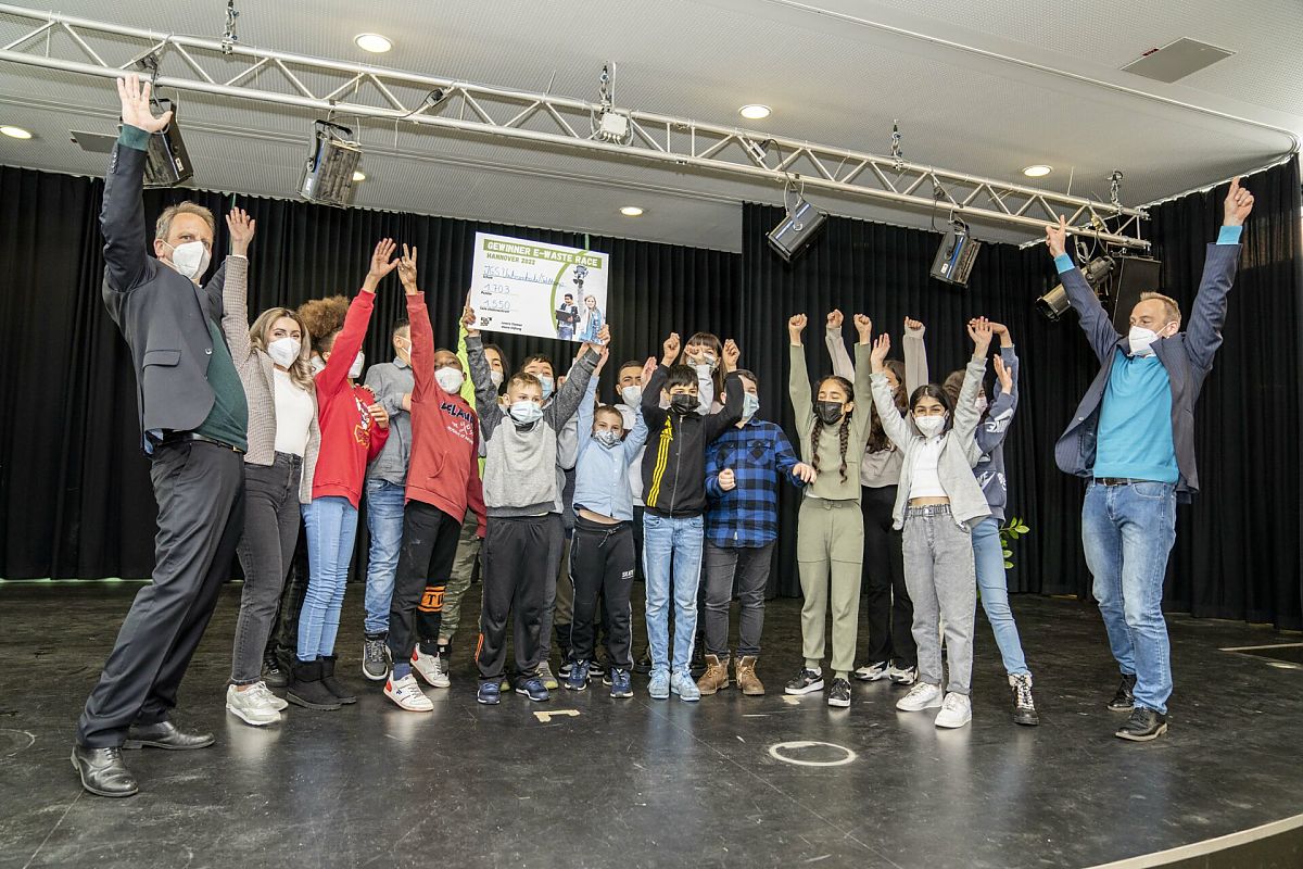 Die Gewinner des E-Waste Race Hannover der IGS Vahrenheide/ Sahlkamp freuen sich mit Förderer Lavera Thomas Haase Stiftung über den Sieg