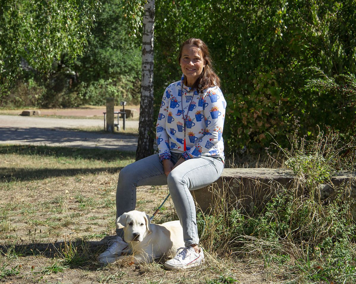 Heilpädagogin Carola Zahner mit Therapiehund Peppa